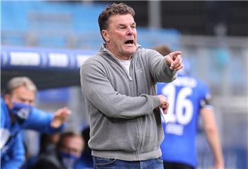Trainer Dieter Hecking hofft nur nur auf einen Sieg seines Hamburger SV, sondern auch auf eine Niederlage von Heidenheim.