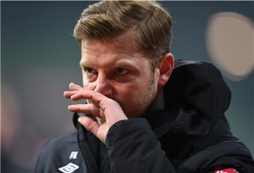 Trainer Florian Kohfeldt muss sich mit Werder Bremen auf eine Spielabsage einstellen.