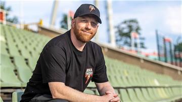 Trainer Johnny Schmuck und die Berlin Thunder verlieren gegen die Paris Musketeers. 