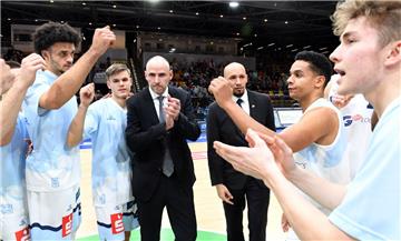 Trainer Michael Mai geht mit den Eisbären als klarer Favorit in das Duell beim FC Schalke 04.