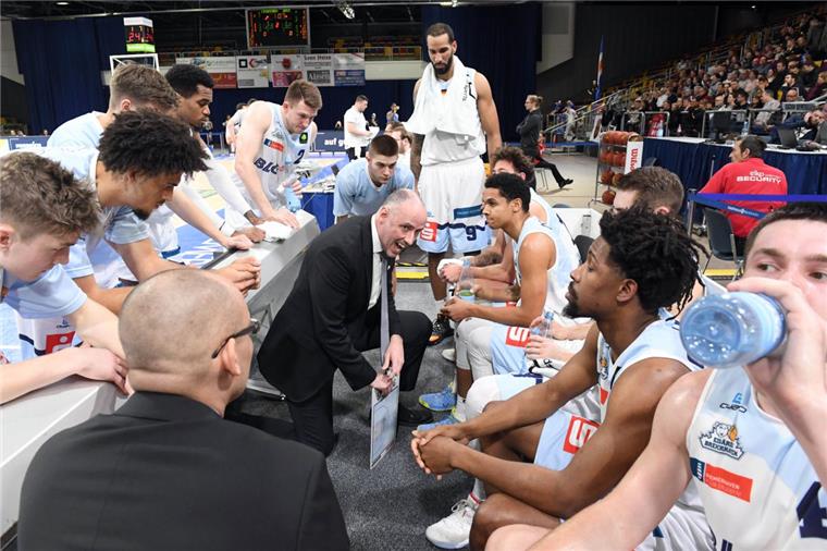 Die Eisbären Bremerhaven werden keinen neuen Spieler mehr holen Trainer Michael Mai hat neun Profis und drei Nachwuchskräfte im Kader. Daran wird sich bei den Eisbären auch nichts mehr ändern.