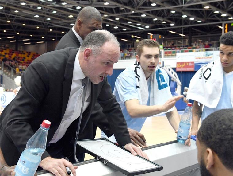 Neun Spiele bleiben den Eisbären Bremerhaven noch zur Rettung Trainer Michael Mai (links) schwört seine Spieler in einer Auszeit auf das gemeinsame Ziel ein. Die Eisbären glauben trotz des Rückschlags in Crailsheim an den Klassenerhalt.