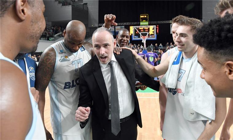 Bärenstarke Eisbären holen gegen Ludwigsburg fünften Heimsieg in Folge Trainer Michael Mai und seine Eisbären sind zu Hause "on fire". Gegen Ludwigsburg gab es den fünften Heimsieg in Folge.