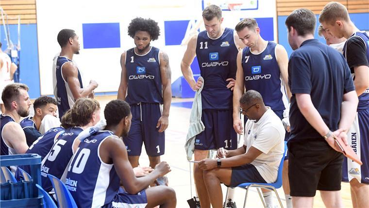 Die Eisbären werden Experten für enge Spiele Trainer Steven Key war mit der Steigerung seiner Mannschaft gegenüber dem Testspiel gegen den SC Rist Wedel zufrieden.
