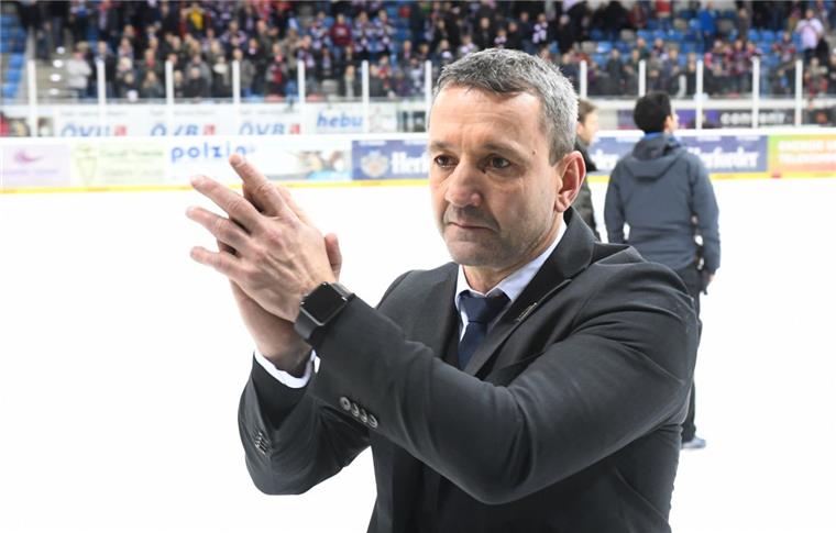 Trainer Thomas Popiesch bedankt sich bei den Fans nach einer packenden Playoff-Partie.