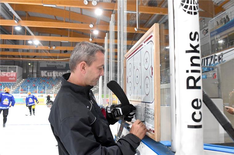 Trainer Thomas Popiesch fährt mit den Fischtown Pinguins in der Saisonvorbereitung nach Heerenveen.