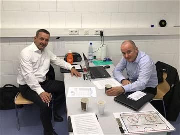 Trainer Thomas Popiesch (links) und sein Assistent Alex Stein haben die Pinguins gut auf die Iserlohn Roosters eingestellt.