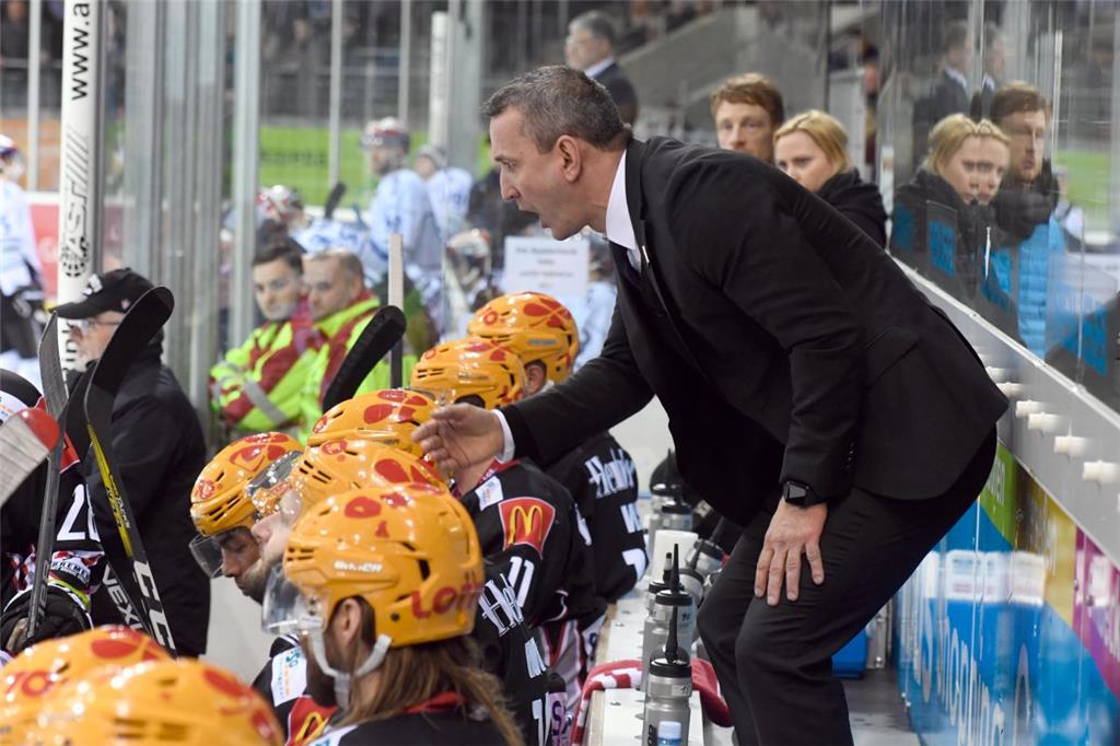 Trainer Thomas Popiesch peitscht seine Spieler immer wieder nach vorne. Foto: Sc...