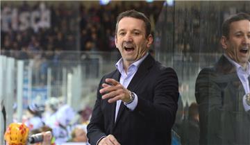 Trainer Thomas Popiesch traf mit den Fischtown Pinguins auf seinen Ex-Club Dresdner Eislöwen. Foto Scheer