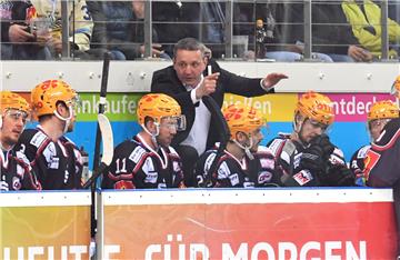 Trainer Thomas Popiesch und die Spieler der Fischtown Pinguins freuen sich auf die Party mit den Fans.
