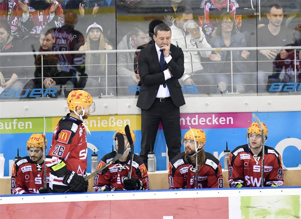 Trainer Thomas Popiesch wirkt nachdenklich.