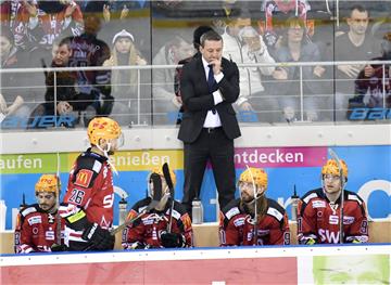 Trainer Thomas Popiesch wirkt nachdenklich.