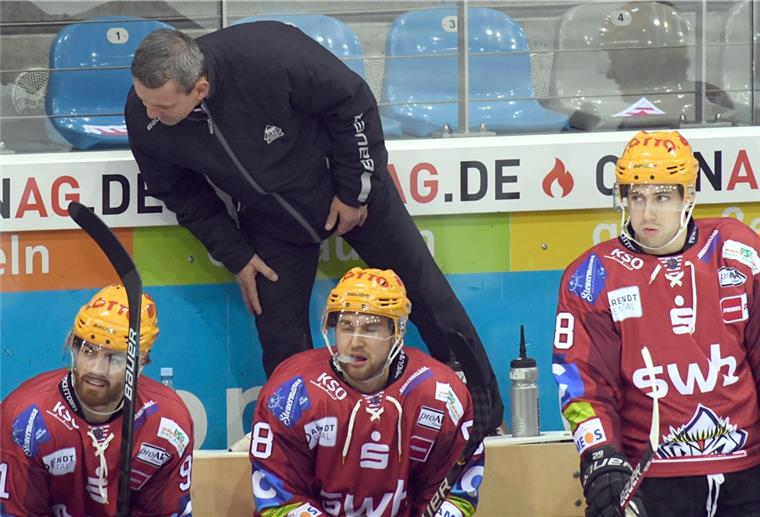Fischtown Pinguins vor Härtetest gegen Mannheim Trainer Thomas Popisch motiviert seine Spieler.