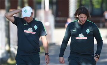 Trainer Viktor Skripnik (links) und  Assistent Torsten Frings  planen für das Bayern-Spiel mit Veränderungen.