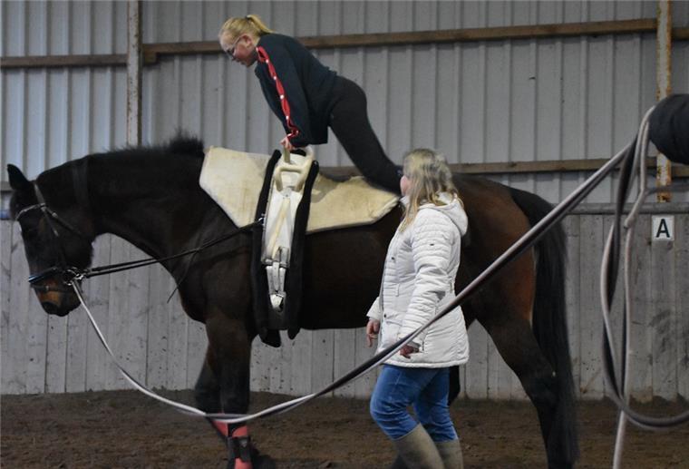 Trainerin Britta Kollmann (weiße Jacke) ist immer in der Nähe, wenn das therapeutische Reiten stattfindet.