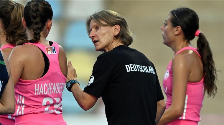 Trainerin Janneke Schopman (Mitte) hält das junge Team gut zusammen, findet Torhüterin Julia Sonntag.