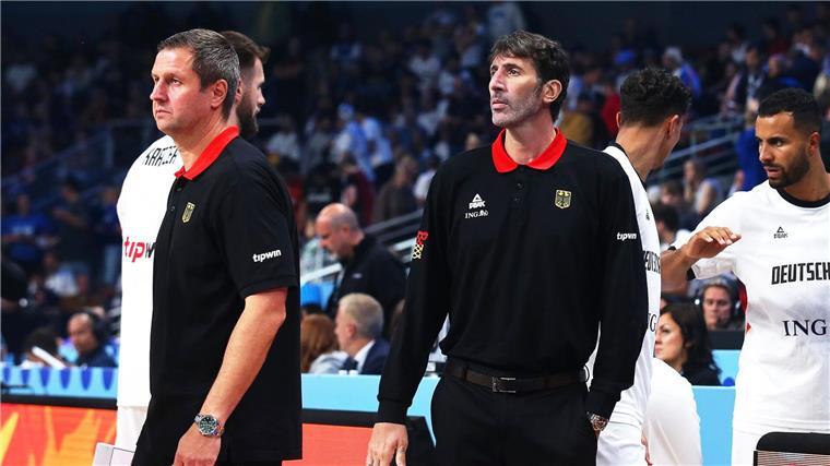 Schröder über erkrankten Bundestrainer: „Ist wie Familie“ Trainerteam Ibrahimagic und Mumbru (r) bei der EM.