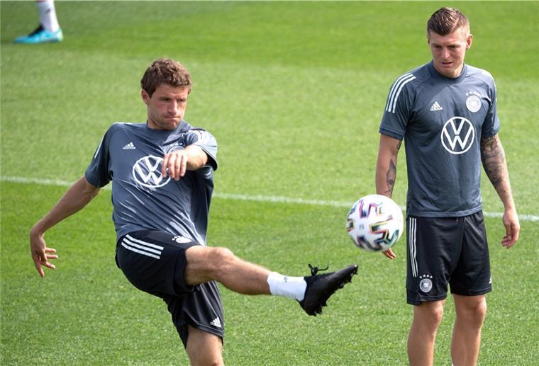 Trainieren für ihr 104. Länderspiel: Thomas Müller (links) und Toni Kroos.