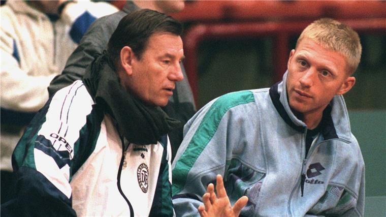 Djokovic weint in Erinnerung an verstorbenen Coach Pilic Trainierte die ganz Großen: Der frühere Davis-Cup-Coach Niki Pilic (l) im Jahr 1996 mit Boris Becker. (Archivbild)