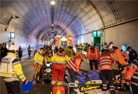 Training für den Ernstfall: Über 500 Feuerwehrleute, Rettungskräfte und Statisten waren an der groß angelegten Übung im Wesertunnel beteiligt.