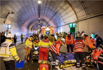Training für den Ernstfall: Über 500 Feuerwehrleute, Rettungskräfte und Statisten waren an der groß angelegten Übung im Wesertunnel beteiligt.