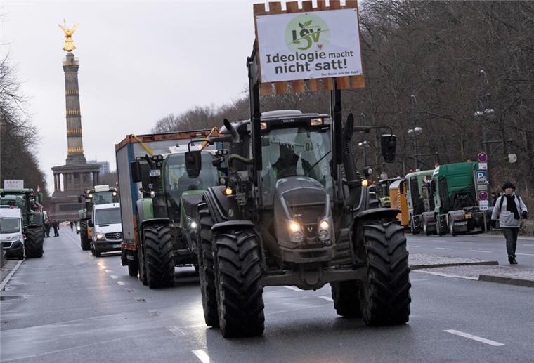 Traktoren sind auf der Straße des 17. Juni unweit des Brandenburger Tores zu sehen. Dort findet am Montag die Abschlusskundgebung der Landwirte und Speditionsunternehmen zum Abschluss des landesweiten Protestes statt.