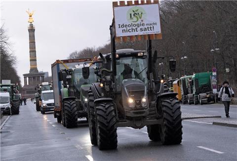 Traktoren sind auf der Straße des 17. Juni unweit des Brandenburger Tores zu sehen. Dort findet am Montag die Abschlusskundgebung der Landwirte und Speditionsunternehmen zum Abschluss des landesweiten Protestes statt.