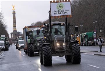 Traktoren sind auf der Straße des 17. Juni unweit des Brandenburger Tores zu sehen. Dort findet am Montag die Abschlusskundgebung der Landwirte und Speditionsunternehmen zum Abschluss des landesweiten Protestes statt.