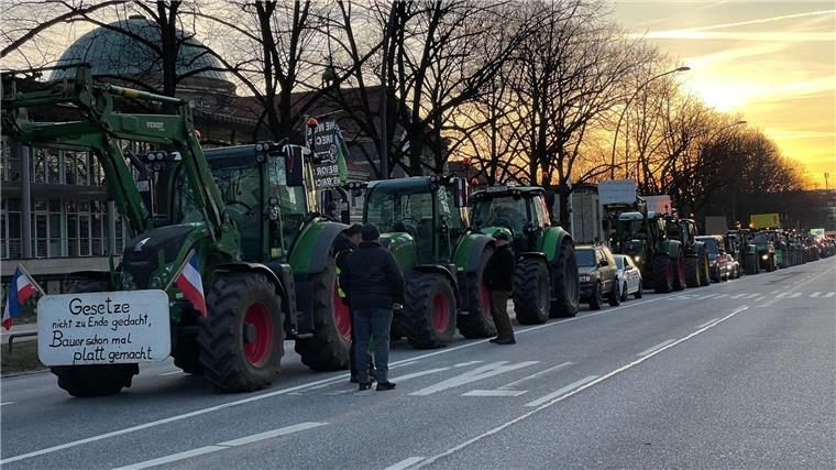 Bauern-Proteste blockieren Verkehr - „komplett dicht“ Traktoren stehen am Dammtor Bahnhof.