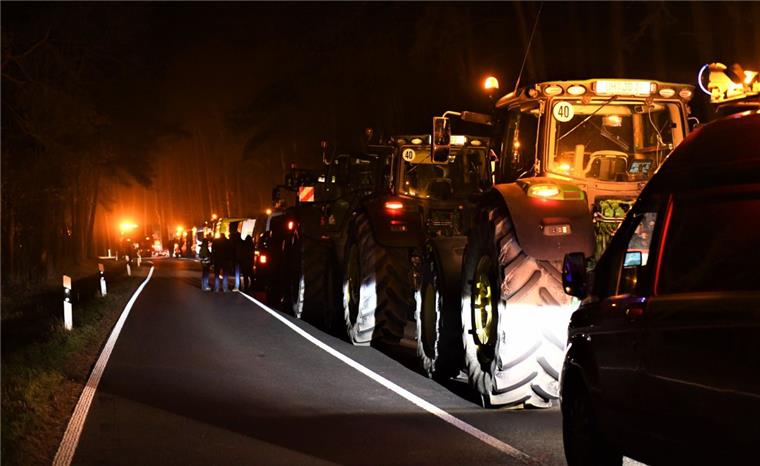 Traktoren stehen auf einer Landstraße in Brandenburg. Mehrere Tausend Bauern aus ganz Deutschland wollen in Berlin gegen die Agrarpolitik der Bundesregierung demonstrieren. 

