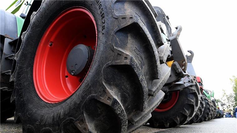Traktoren von demonstrierenden Landwirten stehen am Treffpunkt einer Sternfahrt.