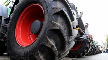 Traktoren von demonstrierenden Landwirten stehen am Treffpunkt einer Sternfahrt.