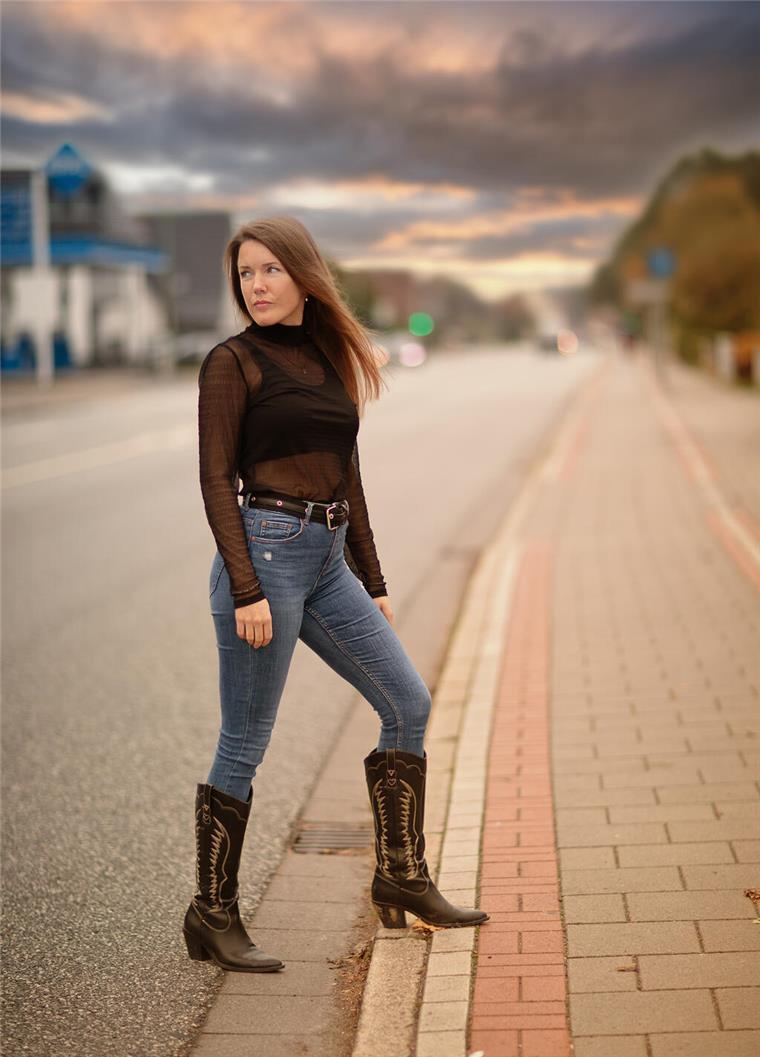 Styling-Hacks für einen schönen Winter Frau steht an Straße