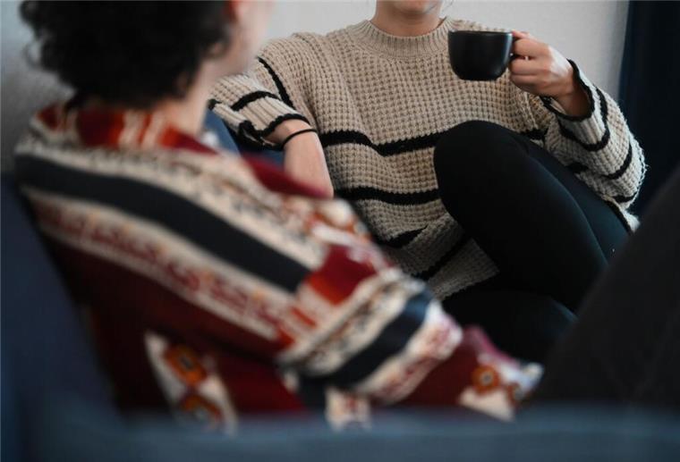Zwei Personen auf einem Sofa.