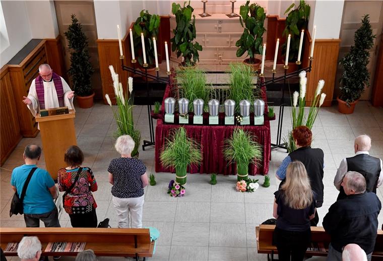 Trauerfeiern in Kirchen sind wegen einer möglichen Corona-Ansteckungsgefahr ab sofort verboten.