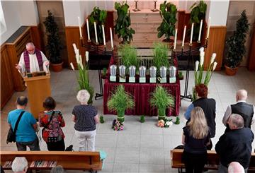 Trauerfeiern in Kirchen sind wegen einer möglichen Corona-Ansteckungsgefahr ab sofort verboten.
