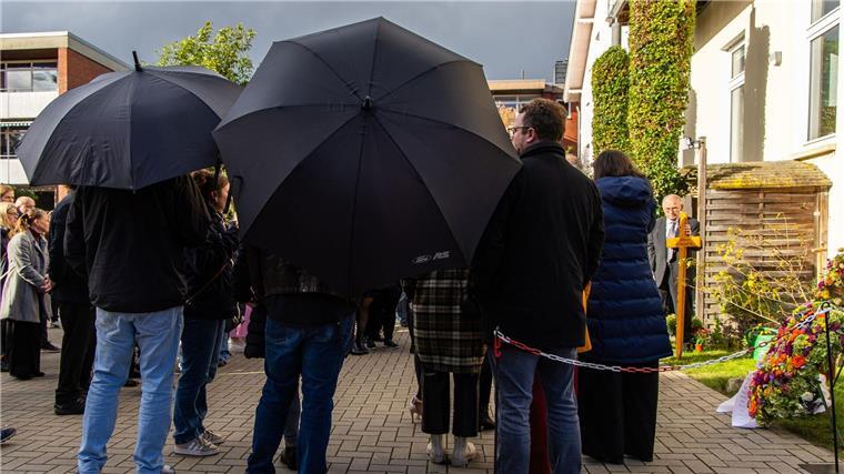 Trauerfeier für erschossene Familie in Oldenburg Trauernde gedenken der Opfer der Bluttat.