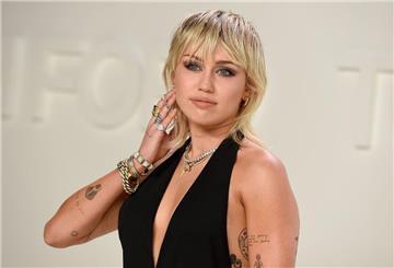 Traumatische Erfahrung: In einer Folge der Hitserie „Black Mirror“ erlebt Miley Cyrus die Schattenseiten des Popstar-Lebens - bei den Dreharbeiten erfährt sie im realen Leben einen Schicksalsschlag.