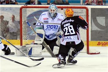 Traumhaft sicher schlenzt Jordan George den Puckins Tor. 