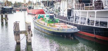 Traurige Museumsflotte in Bremerhaven: Die „Elbe 3“ ist seit 2007 gesperrt, auf der „Rau IV“ ist das Peildeck seit zwei Jahren eingerüstet. Die Arbeiten ruhen. Und der Binnenschlepper „Helmut“ hat Moos und Algen angesetzt. Eine Hochdruckreinigung und etwas Farbe könnten nicht schaden.