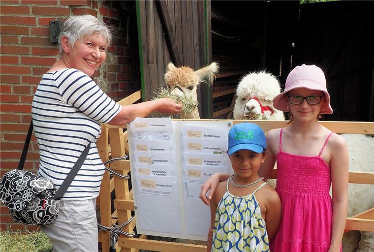 Traute Staschen aus Loxstedt besuchte mit ihren Enkeltöchtern (von links) Amirah (7) und Nantje (10) den Landmarkt mit den Alpakas. Das linke Tier ist schon geschoren, das andere hat noch sein volles Wollkleid.