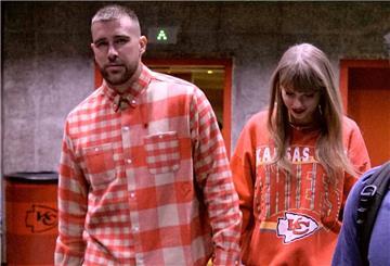Travis Kelce (l) und Taylor Swift Ende Oktober in Kansas City.