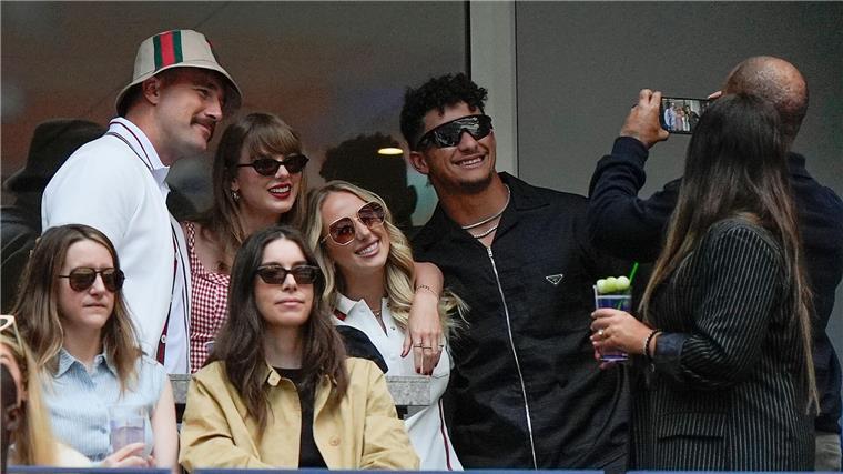 Travis Kelce (li.) und Patrick Mahomes (re.) von den Kansas City Chiefs, hier unter anderem mit Kelces Freundin Taylor Swift beim Tennis-Finale der US Open, waren auch Opfer der Einbruchserie.