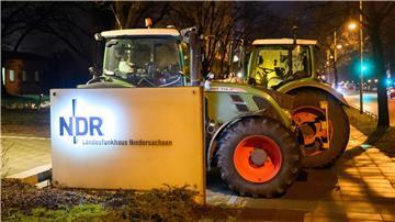 Trecker stehen bei einer Demonstration vor dem Landesfunkhaus Niedersachsen des Norddeutschen Rundfunks NDR.