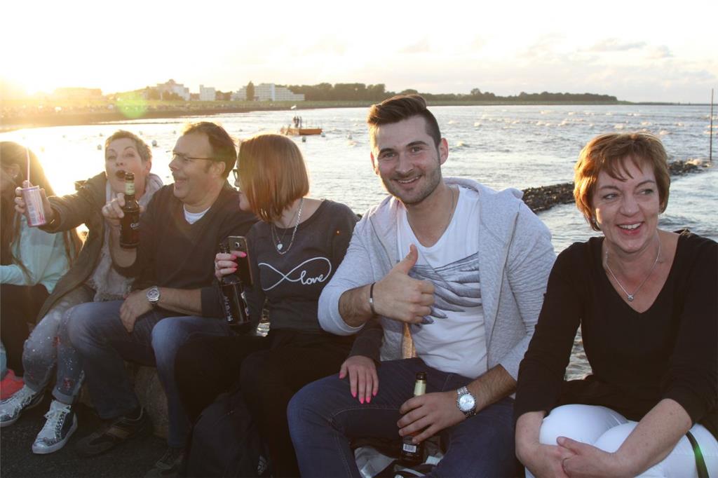 Treffen mit Freunden und Familie und einen schönen Abend am Meer genießen: Da ka...