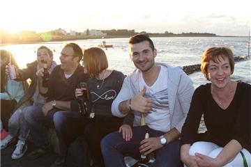 Treffen mit Freunden und Familie und einen schönen Abend am Meer genießen: Da ka...