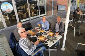 Treffen sich am liebsten zum Frühstück beim Bäcker (von links): Hinrich Sievers, Günter Huxoll, Harald Michaelis und Wilfried Gramsch. Foto: Gehrke