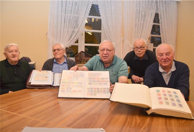 Bremerhaven: Die letzten Briefmarkensammler Fünf Senioren mit ihren Briefmarkensammlungen.
