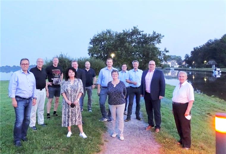 Treffpunkt am See in Bad Bederkesa: Die CDU Geestland stellt sich demonstrativ an die Seite von Bürgermeister Thorsten Krüger (Zweiter von rechts). Er soll erneut für das leitende Amt kandidieren.
