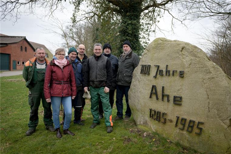 Treffpunkt Gedenkstein (v.l.) Denny Hahn, Ute Gassen, Ludwig Dammann, Thomas Wiedemann, Uwe Haase, Thomas Witte, Erich Boehlke. 